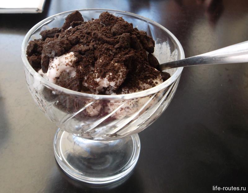 Мороженое с кусочками шоколада и шоколадным брауни