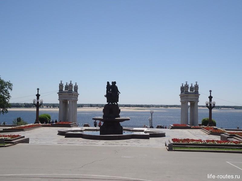 Фонтан "Искусство" и главные ворота города на набережной Волгограда