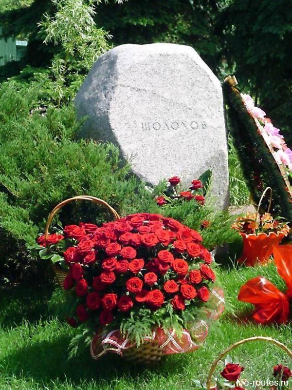 К могиле писателя благодарные гости и земляки несут цветы