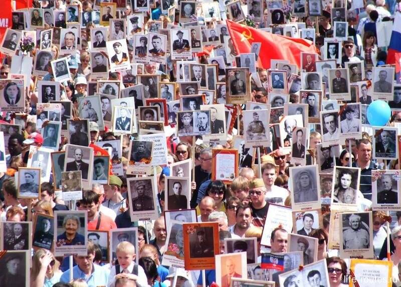 Тысячи лиц двигались в сторону главной высоты России