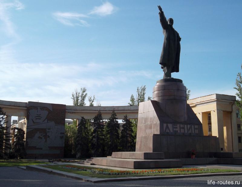 Памятник Ленину на одноименной площади