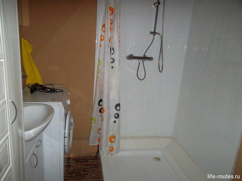 В ванной комнате имеется фен и стиральная машина. Везде чисто и уютно