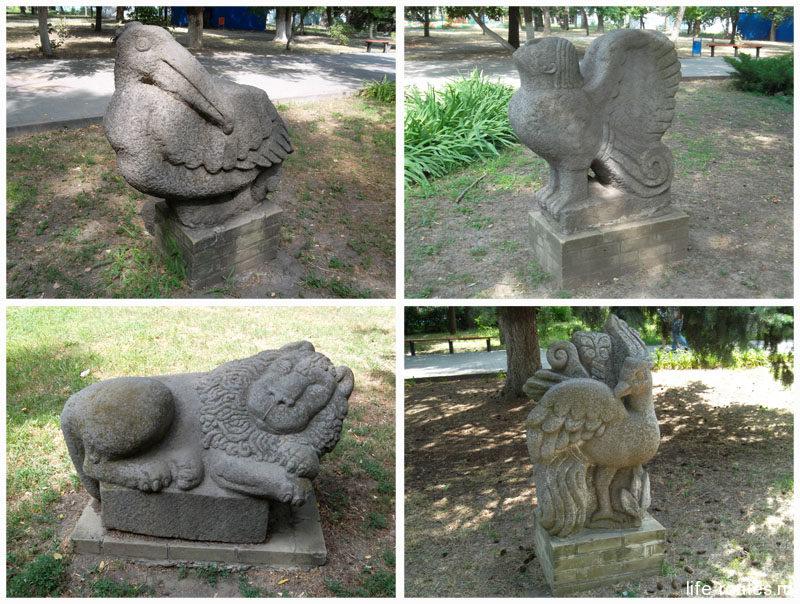 Песчаные скульптуры в городском саду культуры и отдыха Азова