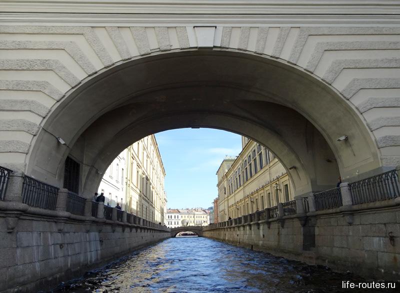 С воды Петербург выглядит совсем по другому. Обязательно прокатитесь на кораблике по рекам и каналам